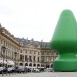 Parigi. Sex toy di 24 metri in Place Vendome? No, un albero d'artista FOTO