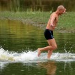 Cina, monaco buddista cammina e corre sull'acqua FOTO05
