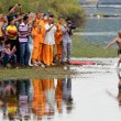 Cina, monaco buddista cammina e corre sull'acqua FOTO02