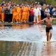 Cina, monaco buddista cammina e corre sull'acqua FOTO04