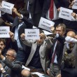 Operai Ast caricati a Roma, cartelli Sel alla Camera: "Alfano dimettiti" FOTO06