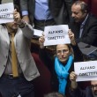 Operai Ast caricati a Roma, cartelli Sel alla Camera: "Alfano dimettiti" FOTO05