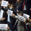 Operai Ast caricati a Roma, cartelli Sel alla Camera: "Alfano dimettiti" FOTO03