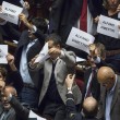 Operai Ast caricati a Roma, cartelli Sel alla Camera: "Alfano dimettiti" FOTO02