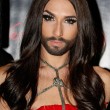 Conchita Wurst, il sexy spogliarello al Crazy Horse della drag queen barbuta04