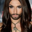 Conchita Wurst, il sexy spogliarello al Crazy Horse della drag queen barbuta06