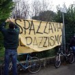 Bologna, Salvini al campo nomadi: tensioni tra leghisti e antagonisti FOTO 2