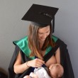 Jacci Sharkey, giovane mamma, allatta alla laurea FOTO