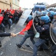 Napoli, scontri davanti Città scienza a Bagnoli: sassi contro polizia10
