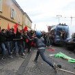 Napoli, scontri davanti Città scienza a Bagnoli: sassi contro polizia12