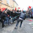 Napoli, scontri davanti Città scienza a Bagnoli: sassi contro polizia14