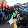 Napoli, scontri davanti Città scienza a Bagnoli: sassi contro polizia18
