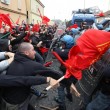 Napoli, scontri davanti Città scienza a Bagnoli: sassi contro polizia19