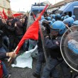 Napoli, scontri davanti Città scienza a Bagnoli: sassi contro polizia06