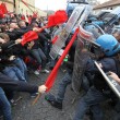 Napoli, scontri davanti Città scienza a Bagnoli: sassi contro polizia09
