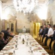Pizza a Palazzo Chigi: Renzi subito in camicia, Blair si tiene la giacca 02