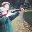 Bimba di 10 anni a caccia: viso insanguinato, anatra morta in mano 2