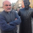 Don Evandro Gherardi come Don Camillo, processione contro la piena del Po