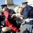 Femen protestano a seno nudo a piazza San Pietro02