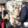 Femen protestano a seno nudo a piazza San Pietro05