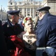 Femen protestano a seno nudo a piazza San Pietro04