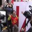 Corteo Fiom Milano, la turista in mutande saluta gli operai 07