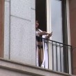 Corteo Fiom Milano, la turista in mutande saluta gli operai 08