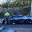 Usa, compra McLaren da 1 mln di dollari e va a schiantarsi contro il guard rail 01