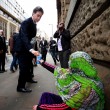 Ed Miliband, faccia imbarazzata e solo 2 cent a donna che chiede elemosina FOTO2