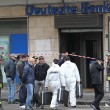 Napoli, pacco esplosivo davanti Deutsche Bank03
