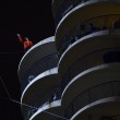 Chicago: Nik Wallenda cammina tra i grattacieli bendato e senza reti di protezione 020