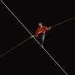 Chicago: Nik Wallenda cammina tra i grattacieli bendato e senza reti di protezione 06