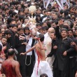 Ashura, il rito degli sciiti musulmani: uomini frustati e tagliati con catene e coltelli023