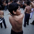 Ashura, il rito degli sciiti musulmani: uomini frustati e tagliati con catene e coltelli15