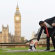 Londra, l'uomo più alto del mondo accanto all'uomo più basso04