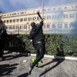 Sciopero sociale Roma: uova al ministero Economia, in 10 salgono sul Colosseo 04