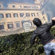 Sciopero sociale Roma: uova al ministero Economia, in 10 salgono sul Colosseo 05