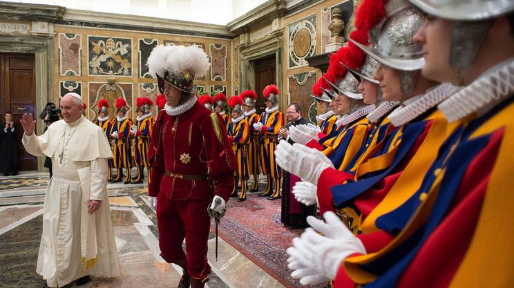 Papa Francesco licenzia il capo delle Guardie Svizzere Daniel Rudolf ...
