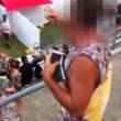 Sydney, spettatore fatto prova a scattare foto con carta di credito05