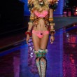 Victoria's Secret Fashion Show: 47 modelle in ali dorate, piume e total black015