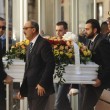 Andrea Loris Stival, diretta funerali: la corona della mamma, la folla, FOTO
