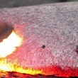 Hawaii, scienziato cammina sulla lava fusa 02