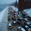 Mosca, tempesta di neve: voli cancellati e traffico in tilt 16