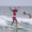 Natale a Bondi Beach, Sydney FOTO: surf in bikini... col cappello di Santa Claus