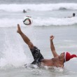 Natale a Bondi Beach, Sydney FOTO: surf in bikini... col cappello di Santa Claus