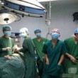 Cina, selfie in sala operatoria accanto al paziente: medici sanzionati02