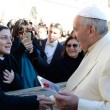 Suor Cristina Scuccia regala a papa Francesco il proprio cd FOTO 4