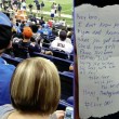 Usa, biglietto al vicino (sconosciuto) di tribuna: "Tua moglie ti tradisce" FOTO