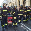 Corteo Torino, pompieri in piazza con fumogeni e petardi 01