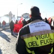 Corteo Torino, pompieri in piazza con fumogeni e petardi 02